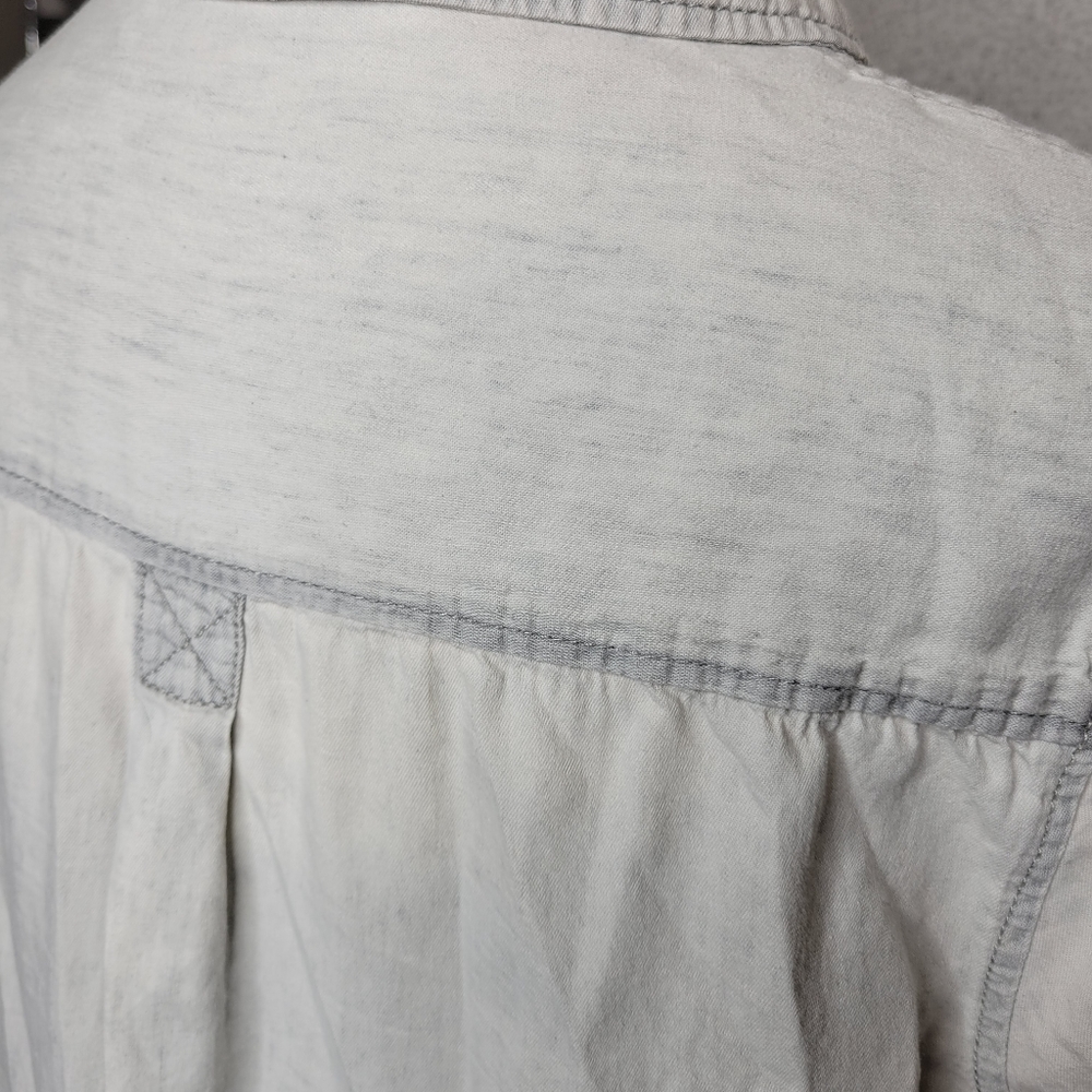 Levi's Button Down Extra Light Wash Long Sleeve - image 6